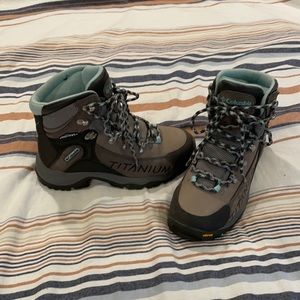Hiking boots Columbia, Vibram bottom! Size 6, Gray